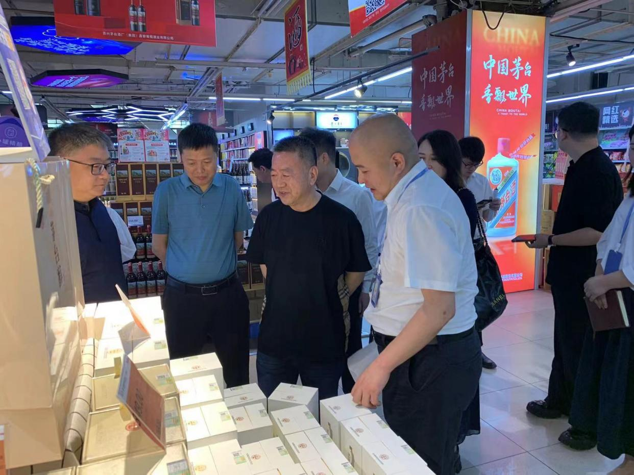 貴州茅臺酒廠（集團）有限責任公司黨委委員、副總經(jīng)理萬波一行調(diào)研西安市人人樂超市有限公司茅臺酒市場